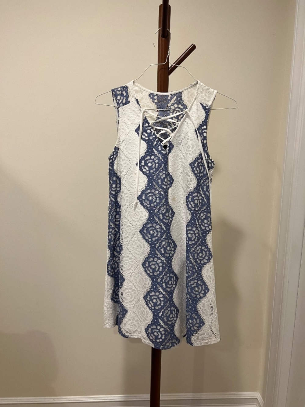 BCBGMAXAZRIA Blue & White Lace Lace-Up Dress -- Size Small - Picture 3 of 3